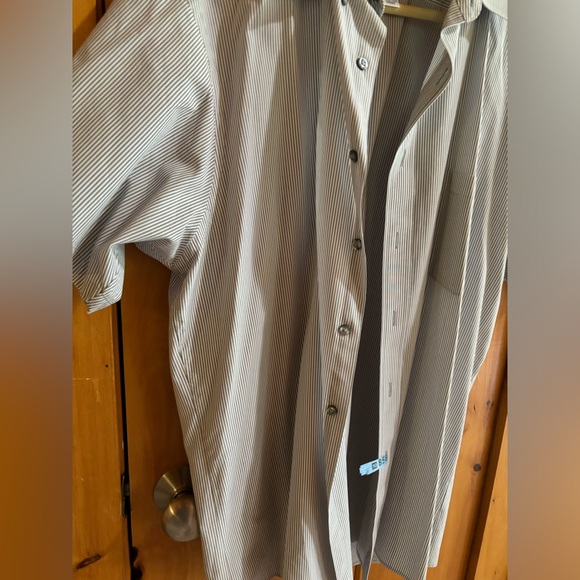 Van Heusen Men’s Bluish-Gray Short-Sleeve Button-Down Pinstripe Dress Shirt - Picture 4 of 7